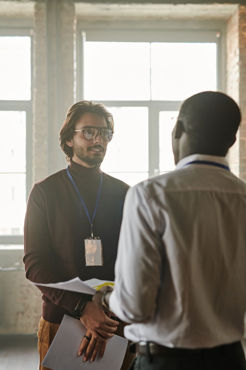 Échange de conseils entre deux professionnels